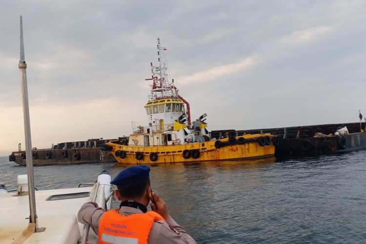 Satpolairud Polres Karawang terus menyusuri sepanjang perairan Karawang untuk mencari keberadaan MT Namse Bangdzod yang dikabarkan hilang kontak di perairan Tanjung Karawang menuju Tanjung Priok, Selasa (8/1/2018).