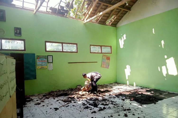 Hujan Angin Terjang Madiun, Atap SD Ambrol Tertimpa Pohon Tumbang