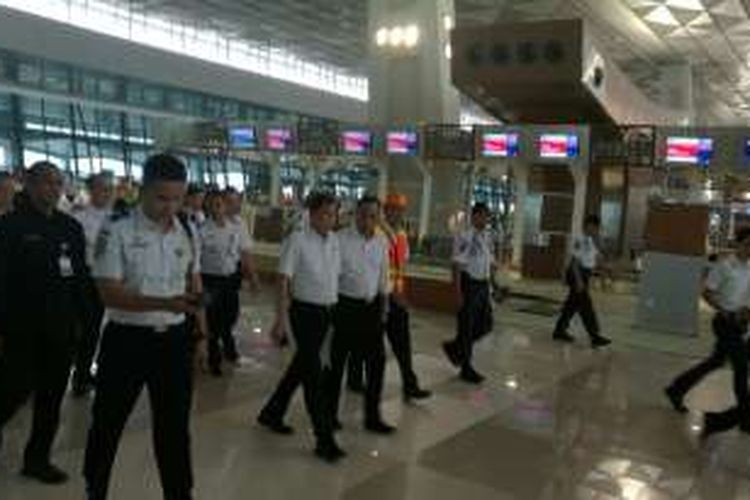 Menteri Perhubungan Ignasius Jonan saat meninjau Terminal 3 Ultimate Bandara Internasional Soekarno-Hatta, Tangerang, Selasa (14/6/2016)