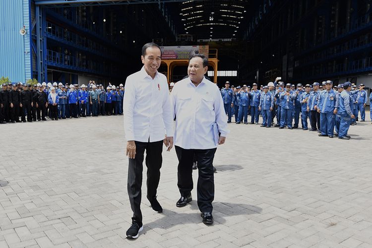 Presiden Joko Widodo (kiri) didampingi Menteri Pertahanan Prabowo Subianto meninjau Kapal Selam Alugoro-405 di PT PAL Indonesia (Persero) di Surabaya, Jawa Timur, Senin (27/1/2020). Keberhasilan pembangunan kapal selam KRI Alugoro-405 menjadikan Indonesia satu-satunya negara di kawasan Asia Tenggara yang mampu membangun kapal selam.