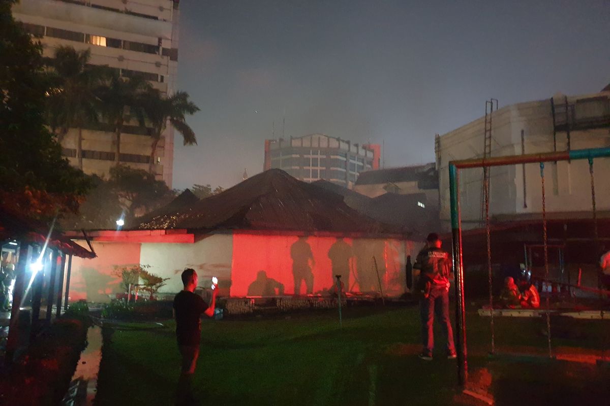 Suasana petugas Damkar Kota Medan sedang berupaya memadamkan api di Hotel Danau Toba, di Jalan Imam Bonjol, Kota Medan pada Jumat (30/5/2025). 