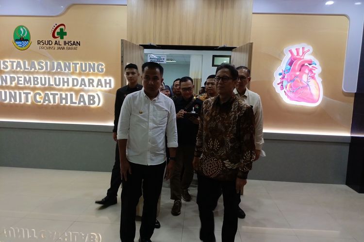 Menteri Kesehatan (menkes) ri budi gunadi sadikin dan penjabat sementara Gubernur Jawa Barat Bey Machmudin saat meresmikan unit cathlab di RSUD Al-Ihsan, Kecamatan Baleendah, Kabupaten Bandung, Jawa Barat pada Jumat (16/2/2024)