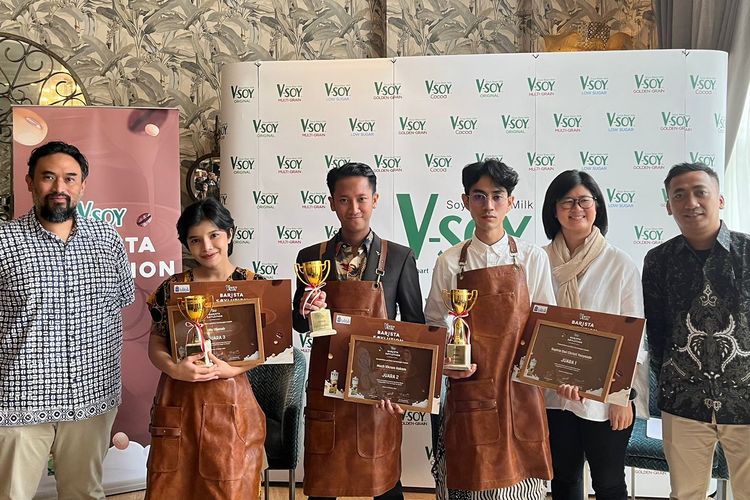 Pemenang dari kompetisi ?Barista Soylution? V-Soy yang menjadi wadah bagi barista muda untuk mengeksplorasi dan menghadirkan resep-resep inovatif seputar kopi dengan plant-based milk, Sabtu (1/10/22) 