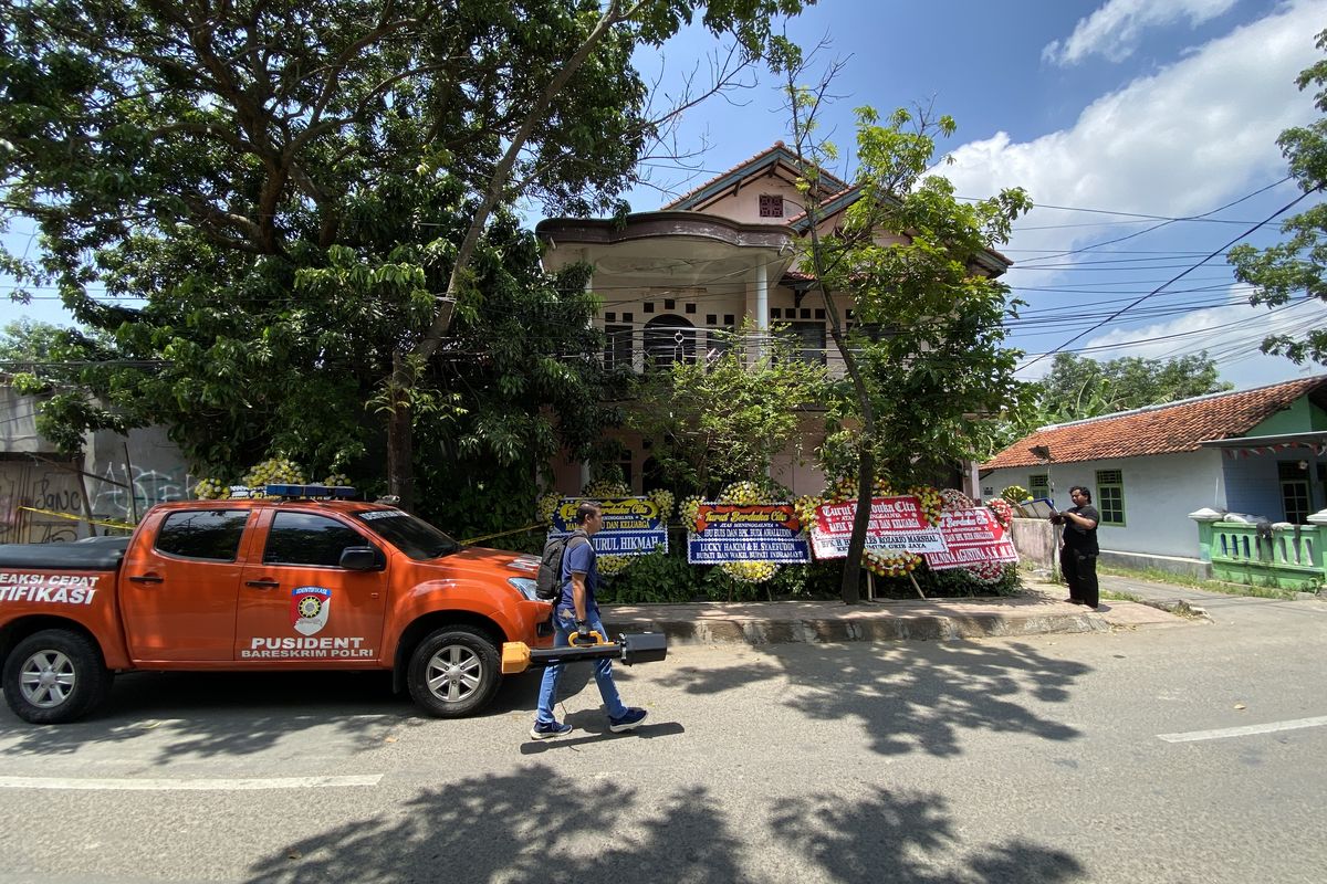 Polisi kembali menggelar olah TKP di lokasi kejadian penemuan tewasnya satu keluarga di Kelurahan Paoman, Kecamatan/Kabupaten Indramayu, Jawa Barat, Kamis (4/9/2025)