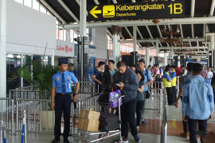 Suasana terminal keberangkatan dan kedatangan domestik Bandara Soekarno-Hatta, Tangerang, Selasa (20/6/2017). 