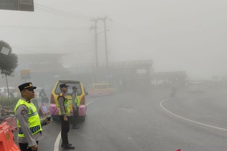 Kondisi jalur Puncak-Cianjur, Jawa Barat, ditutupi kabul tebal yang kerap turun saat pagi dan petang, sehingga jarak pandang pengendara terbatas, sehingga petugas disiagakan mengimbau pengendara, Senin (23/12/2024).

