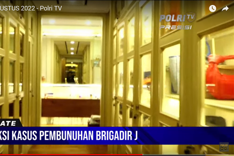 Lemari berisi tas di rumah pribadi Irjen Ferdy Sambo di Jalan Saguling, Duren Tiga, Jakarta Selatan, terlihat dalam proses rekonstruksi kasus dugaan pembunuhan berencana Brigadir J.