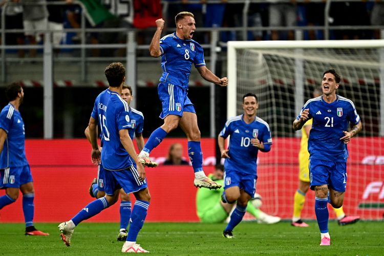 Gelandang Timnas Italia, Davide Frattesi (tengah), melompat untuk melakukan selebrasi setelah mencetak gol ke gawang Ukraina dalam penyisihan Grup C Kualifikasi Euro 2024 di Stadio San Siro, Milan, Selasa (12/9/2023) atau Rabu dini hari WIB.