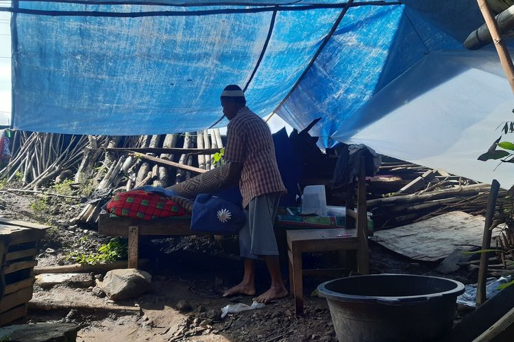 Warga Kampung Totosari, Kelurahan Pajang, Kecamatan Laweyan, Solo dirikan tenda karena rumahnya kebanjiran, Sabtu (22/1/2022).