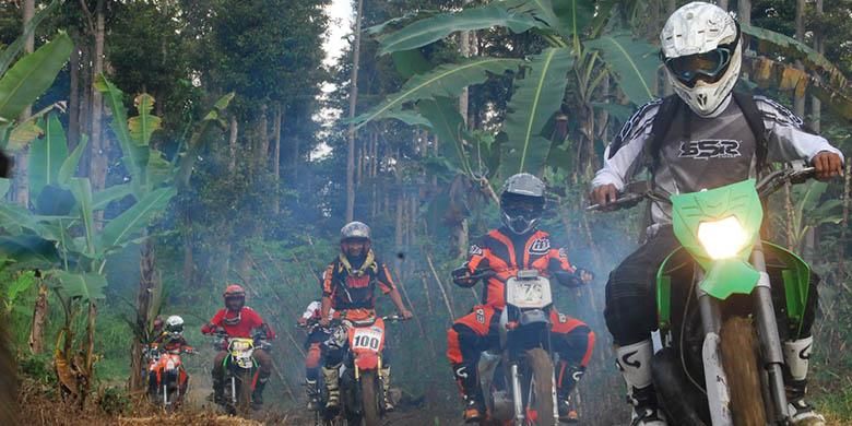 Ilustrasi sepeda motor offroad jelajah alam