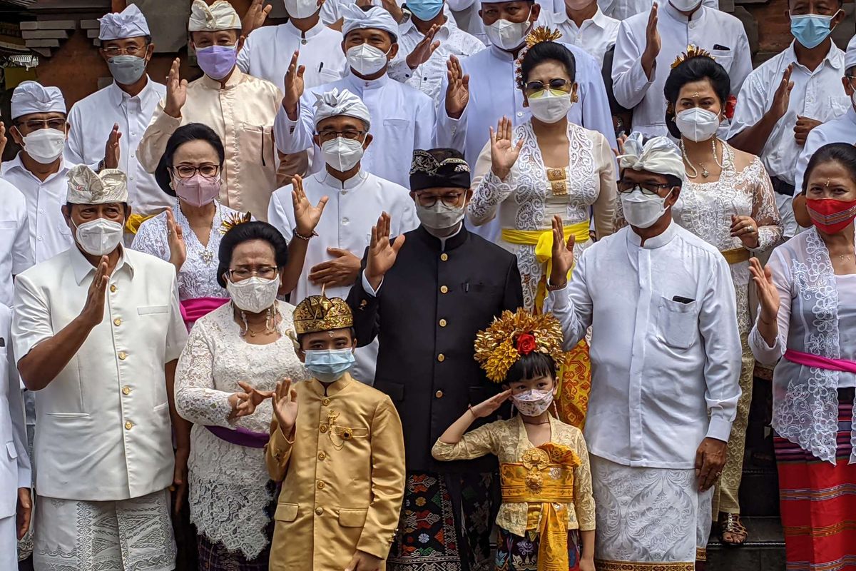 Gubernur DKI Jakarta Anies Baswedan (baju hitam) berfoto bersama umat Hindu Jakarta dalam rangkaian upacara Hari Raya Nyepi di Pura Aditya Jaya, Rawamangun, Jakarta Timur, Rabu (2/3/2022).
