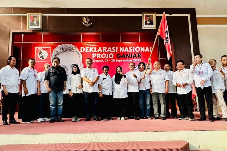 Deklarasi nasional relawan Pro Jokowi (Projo) mendukung Ganjar Pranowo untuk Pilpres 2024, di Depok, Jawa Barat, Rabu (27/9/2023).