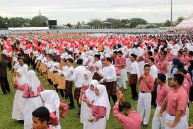 Ribuan warga Samarinda menari masal dan pecahkan rekor dunia untuk Tari Jepen, Senin (9/1/2017)