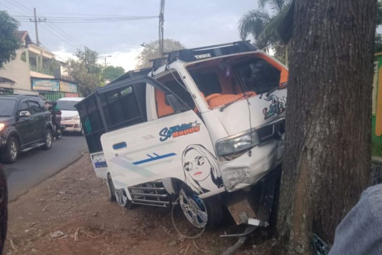 Mobil Pikap yang dikemudikan M. Jeni menabrak pohon usai menabrak Manan di kawasan Jalan Raya Rogonoto, Kecamatan Singosari, Kabupaten Malang, Senin (11/7/2022).
