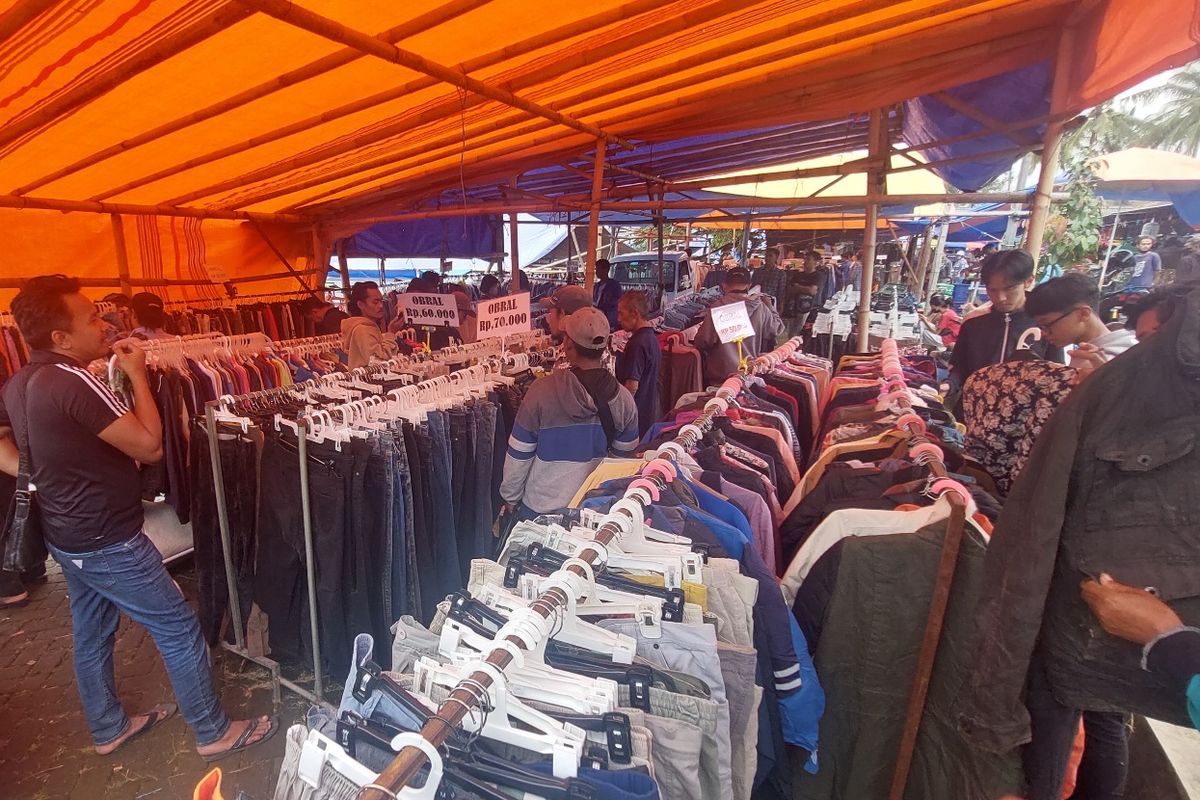 Pemburu pakaian bekas mencari incarannya di Pasar Pon Ambarawa