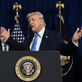 Presiden Amerika Serikat Donald Trump saat menggelar konferensi pers mengenai serangan AS ke Venezuela, di kediamannya di Mar-a-Lago, Palm Beach, Negara Bagian Florida, 3 Januari 2026.