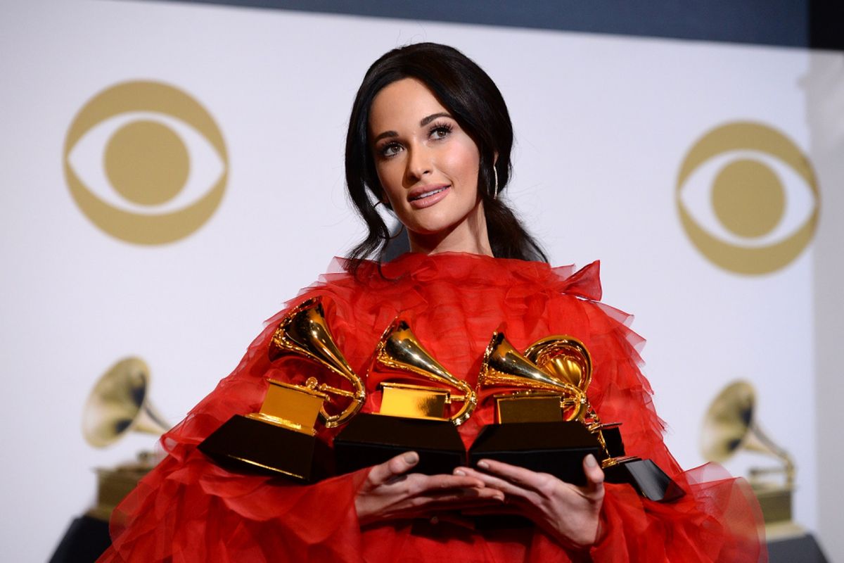 Penyanyi Kacey Musgraves berpose dengan empat trofi Grammy usai perhelatan Grammy Awards 2019 di Staples Center, Los Angeles, California, Minggu (10/2/2019). Ia merebut penghargaan Album of the Year, Best Country Album, Best Country Song, dan Best Country Solo Performance.