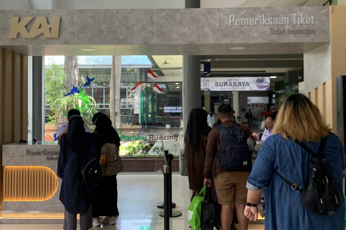 Penumpang kereta di Stasiun Surabaya Gubeng, Jumat (22/11/2024).