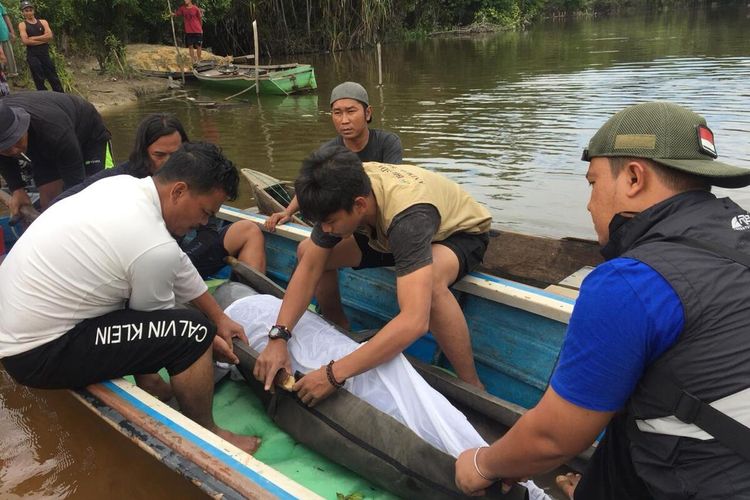Petugas BBKSDA Riau melakukan evakuasi Seekor ikan Pesut berusia 30 tahun di Pelalawan, Riau. Dok BBKSDA Riau