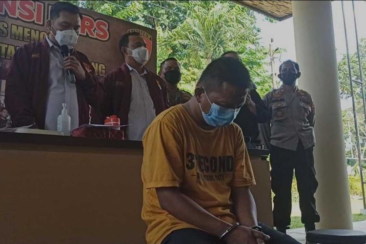 Pelaku pembunuhan, Agus Supriyanto (37) saat digelandang di Mapolrestabes Semarang, Senin (25/10/2021).