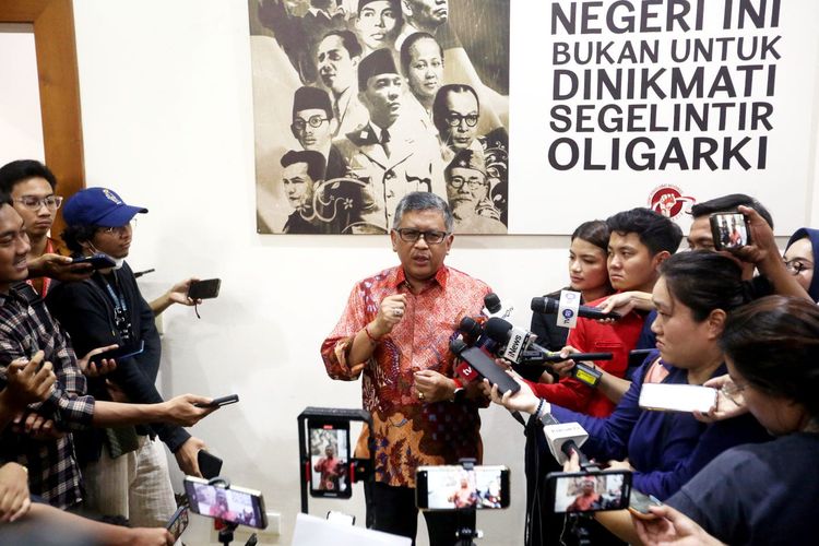 Sekretaris Jenderal PDI-P Hasto Kristiyanto ditemui di markas Forum Penyelamat Demokrasi dan Reformasi (F-PDR), Jalan Diponegoro, Menteng, Jakarta, Kamis (18/4/2024). 