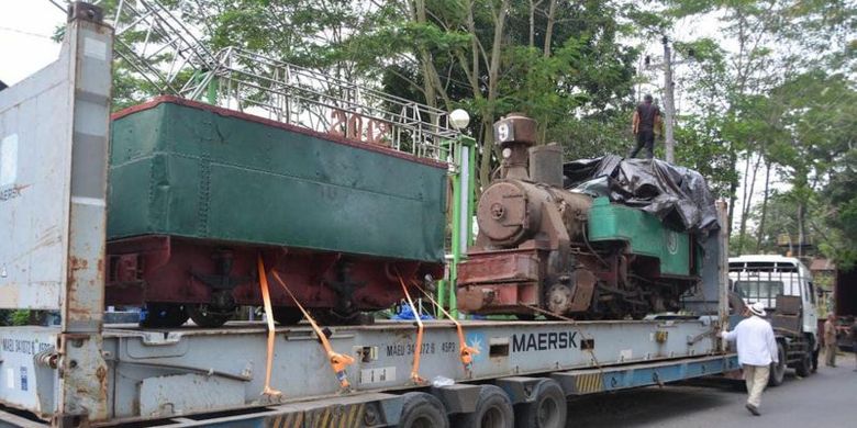 Lokomotif uap Nomor 9 diangkut menggunakan truk barang dari Pabrik Gula Sumberhardjo di Pemalang, Jawa Tengah.