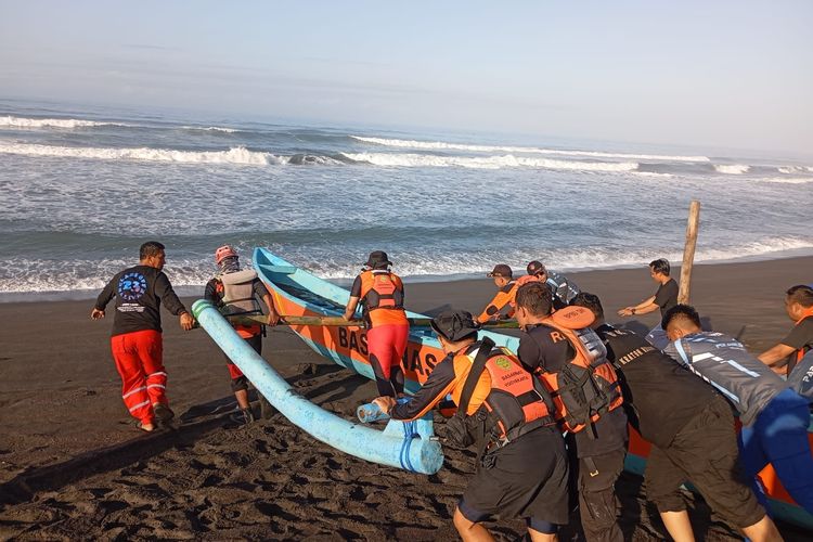 Basarnas Yogyakarta bergabung dengan tim SAR gabungan mencari nelayan bernama Mujana usia 58 tahun yang hilang saat mencari lobster di laut selatan, Jumat (13/9/2024).
