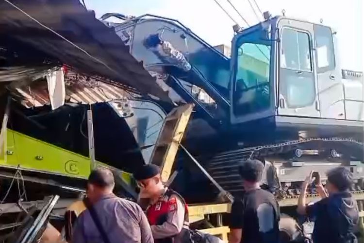 2 Rumah, 3 Motor dan Warung Rusak Ditabrak Truk Pengangkut Ekskavator di Bekasi