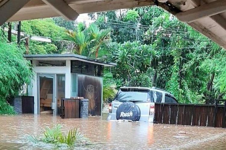 Mobil terendam banjir di rumah anak Ketua MPR RI Bambang Soesatyo, Dimaz Raditya Soesatyo, di Kemang, Jakarta, Kamis (2/1/2020).