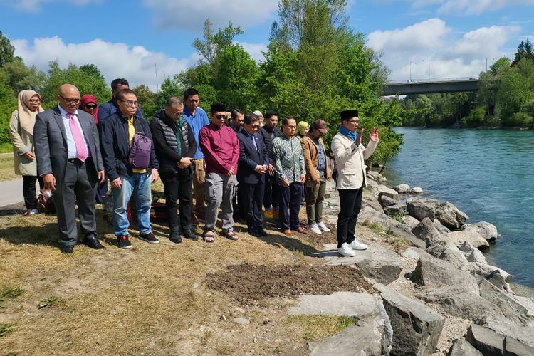 Gubernur Jawa Barat Ridwan Kamil memimpin shalat gaib untuk Eril di pinggiran Sungai Aaree, Bern, Swiss. 