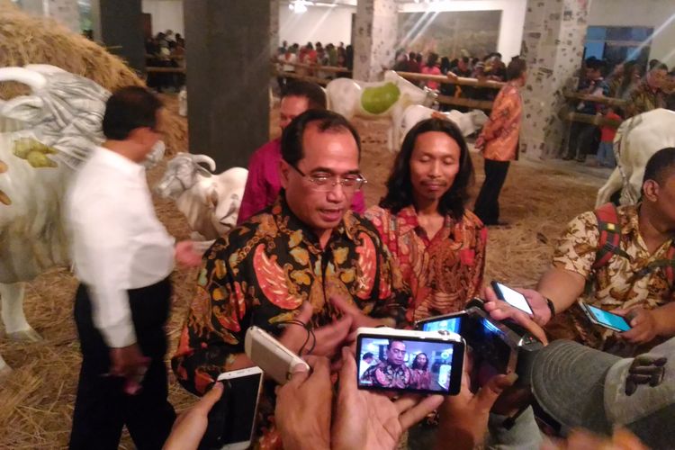 Menteri Perhubungan, Budi Karya Sumadi, usai membuka pameran seni di Taman Budaya Yogyakarta, Jalan Panembahan Senopati, Kota Yogyakarta, Kamis (18/5/2017) malam.