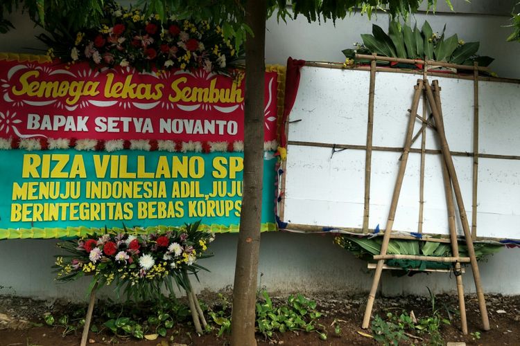 Karangan bunga untuk Ketua DPR RI Setya Novanto yang berisi doa agar Novanto lekas sembuh dipindahkan petugas keamanan Rumah Sakit Cipto Mangunkusumo (RSCM) Kencana, Jakarta. Awalnya karangan bunga itu ditaruh di lobi samping RS, namun akhirnya disingkirkan petugas ke parkir mobil bagian belakang RSCM Kencana. Jakarta, Sabtu (18/11/2017). 