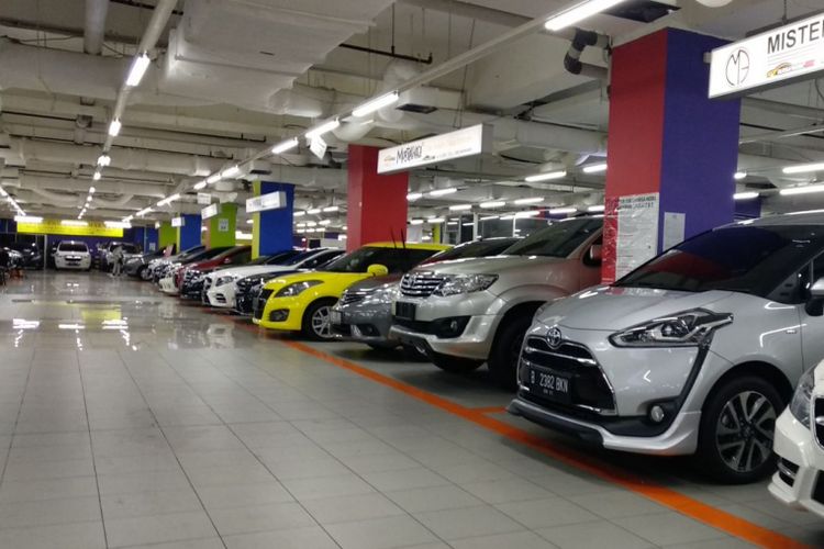 Suasana pusat penjualan mobil bekas di Jakarta Pusat