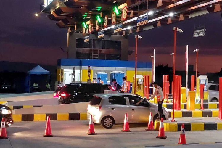 Ikuti Rute Alternatif ke Tol Purwomartani, Mobil Malah Masuk Jalan Tanah