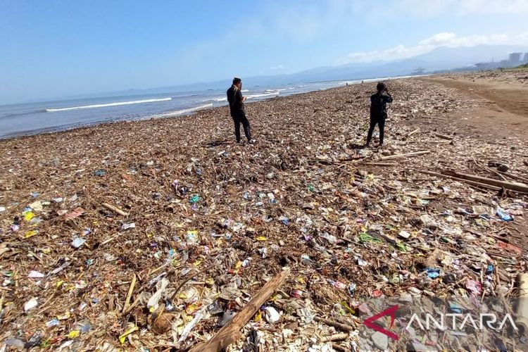 Tumpukan sampah di Pantai Talanca yang berada di Desa Loji, Kecamatan Simpenan, Kabupaten Sukabumi, Jawa Barat. 
