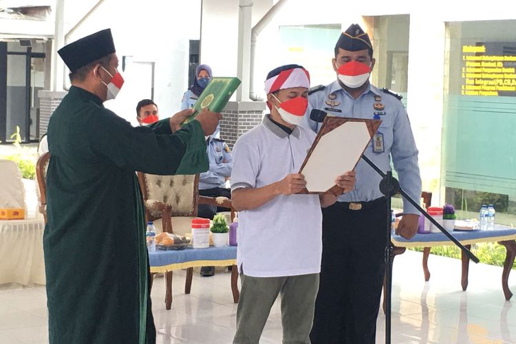 Satu orang narapidana tindak terorisme yang berada di Lembaga Pemasyarakatan Kelas I Tangerang menyatakan ikrar setianya kepada Negara Kesatuan Republik Indonesia (NKRI) pada Rabu (26/1/2022).