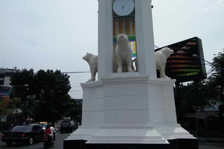 Patung maung Bandung di Jalan Wastukancana dikritisi Ridwan Kamil lantaran dinilai lebih menyerupai anjing laut. 