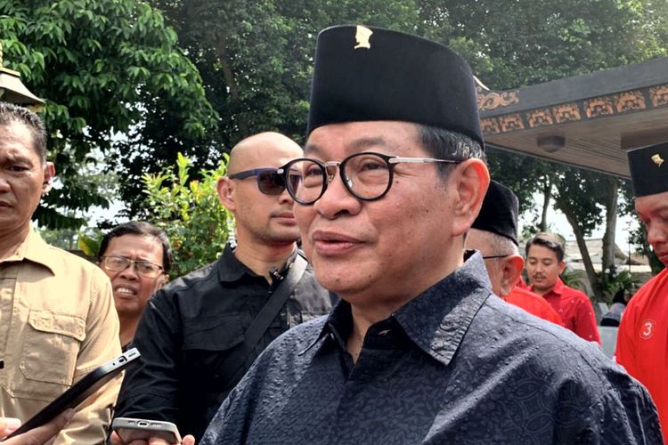 Mantan Sekretaris Jenderal PDI Perjuangan Pramono Anung menjawab pertanyaan wartawan di area Makam Bung Karno di Kelurahan Bendogerit, Kecamatan Sananwetan, Kota Blitar, Kamis (6/6/2024)