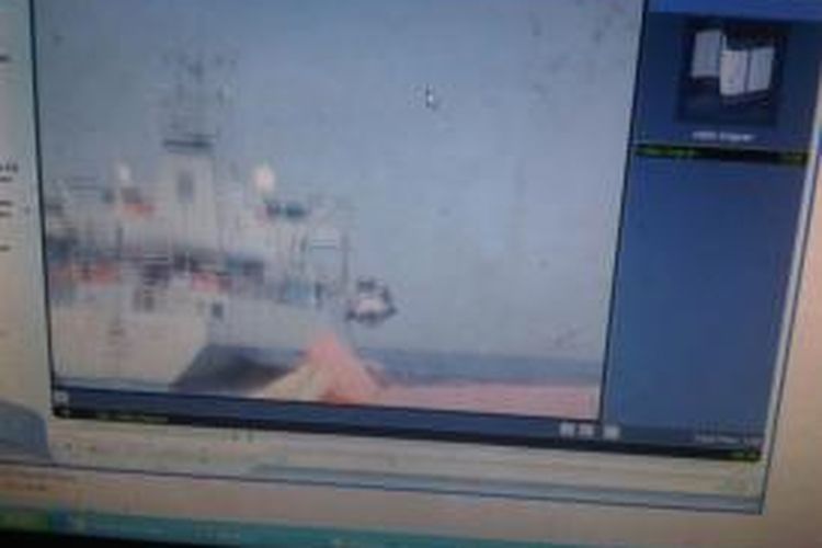 Salah seorang imigran gelap yang terdampar dalam sekoci di Pantai Pangandaran, Jawa Barat, memiliki video yang direkam handphone saat ditarik kapal tentara Australia. 