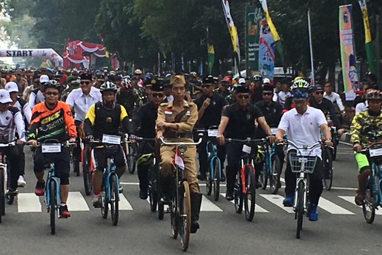 Presiden Joko Widodo menggowes sepeda di Kota Bandung. Acara gowes sepeda digelar di Depan Gedung Sate yang juga kantor Gubernur Jawa Barat, Sabtu (10/11/2018) pagi.   Bertajuk Gowes Bandung Lautan Sepeda, acara ini diadakan oleh Kodam III/Siliwangi dalam rangka memperingati Hari Pahlawan 10 November 2018.