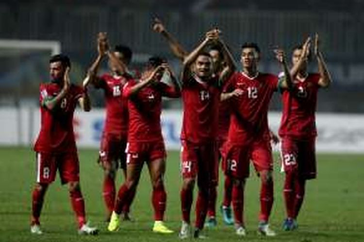 Gelandang tim nasional Indonesia, Rizky Pora (nomor 14), menjadi salah satu pencetak gol timnya ke gawang Thailand, pada final pertama Piala AFF 2016, di Stadion Pakansari, Kabupaten Bogor, Rabu (14/12/2016).