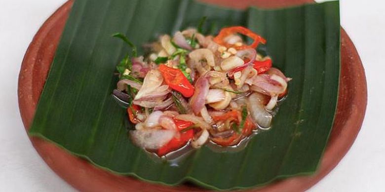 Sambal matah khas warung ikan asap Gombal Asap di Kota Bandung, Jawa Barat.