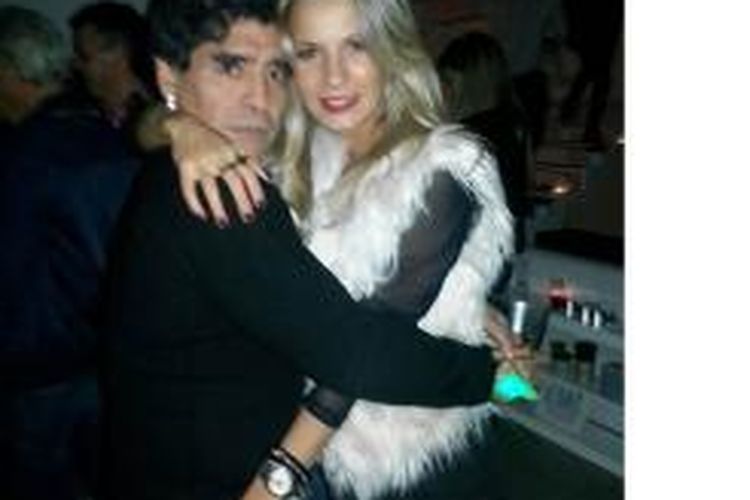 Foto kedekatan Diego Maradona (kiri) dan Eva Amodeo.