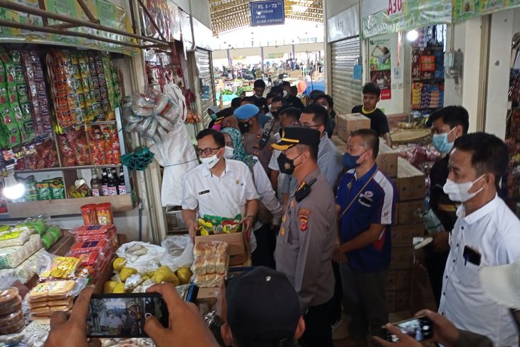 HET minyak goreng di Kabupaten Bandung masih mengalami selisih, baik minyak goreng eceran, kemasan sederhana dan Premium. Hal ini disampaikan Kepala Dinas Dicky Anugerah ketika sidak ketersediaan minyak goreng bersama Kapolresta Bandung Kombespol Kusworo Wibowo, Rabu (16/3/2022)