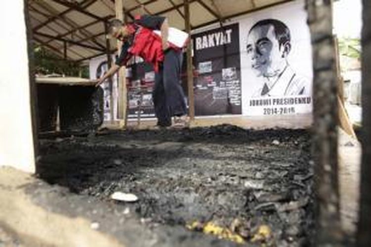 Kondisi posko relawan Jokowi yang dibakar orang tidak dikenal di Jalan Sultan Agung, Setia Budi, Jakarta, Senin (26/5/2014). Posko dibakar pada dini hari.