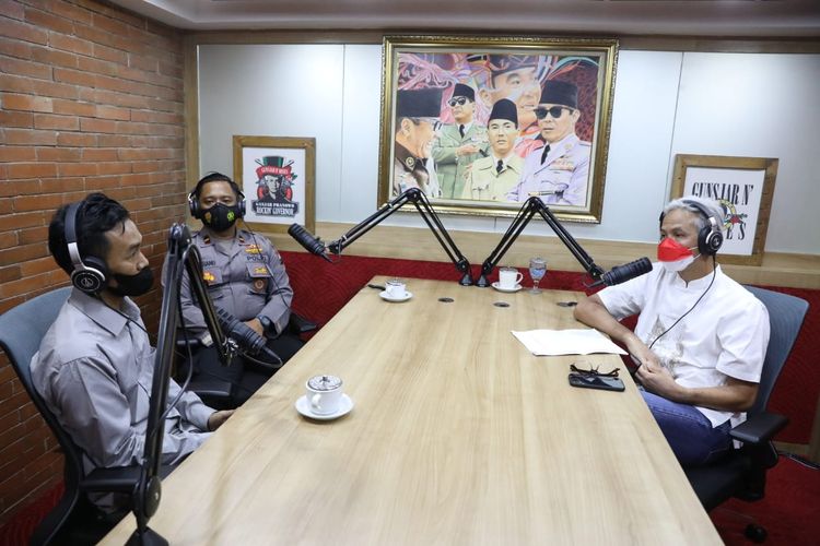 Gubernur Jawa Tengah (Jateng) Ganjar Pranowo saat mengajak Munir dan Ipda Bambang Adi Cahyanto bercerita tentang masa lalu dan proses rekonsiliasi dalam siaran podcast pribadinya di rumah dinas Gubernur Jateng, Kamis (4/11/2021).
