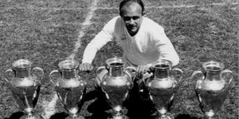 Legenda Real Madrid, Alfredo Di Stefano, dengan trofi juara European Cup atau yang kini dikenal sebagai Liga Champions.