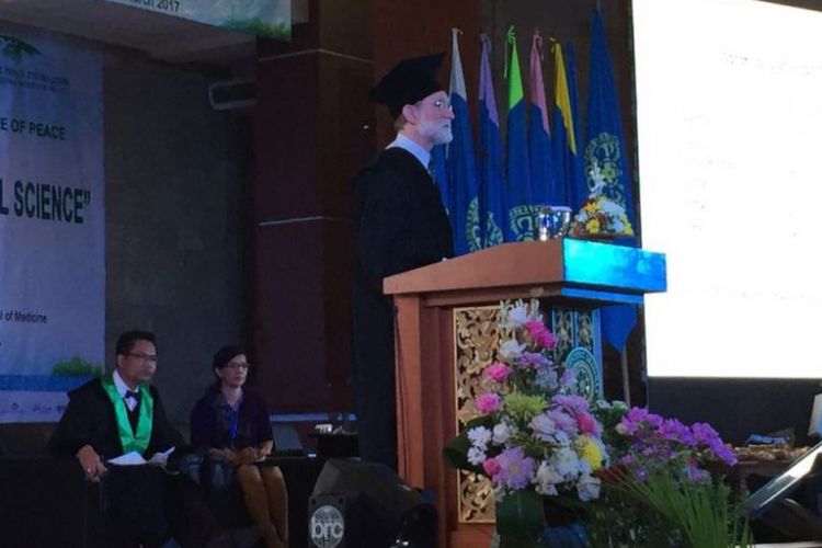 Peter Agre menyampaikan kuliah umum di Universitas Udayana