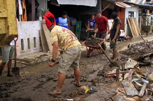 Warga Amerika Bantu Bersihkan Lumpur Banjir di Manado