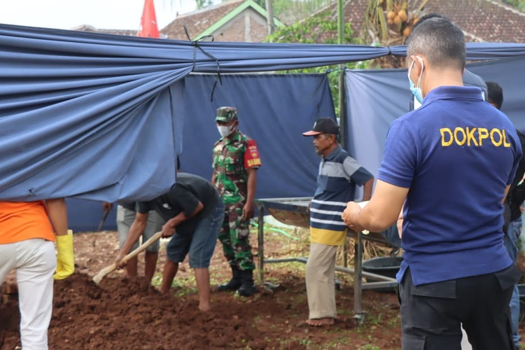 Polisi membongkar makam SN (3) balita yang tewas diduga dianiaya ayah tirinya MR (26) di Dukuh Sajen RT 010 / RW 001, Desa Guli, Kecamatan Nogosari, Boyolali, Jawa Tengah, Sabtu (27/1/2024).